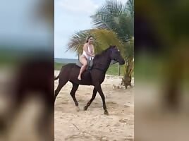 Big tittied thot TOP FALL DOWN while riding horse