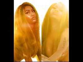 Nicki Minaj tit slip